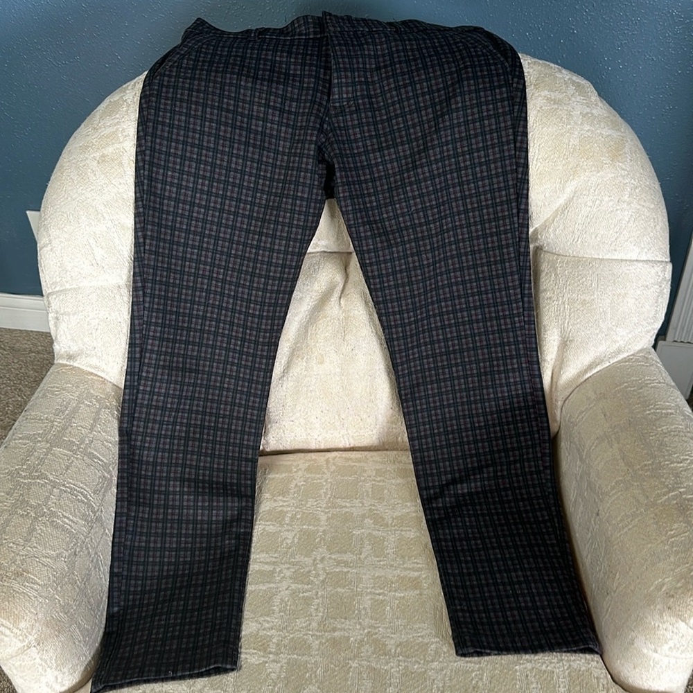 Kut From the Kloth 10P Skinny pants Black, grey, burgundy plaid.
